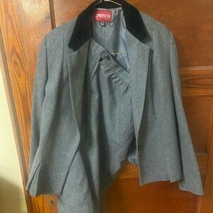 Ladies Sasson size 10/11 skirt and jacket